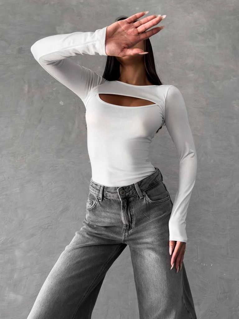 Білий боді з довгими рукавами і вирізом на декольте