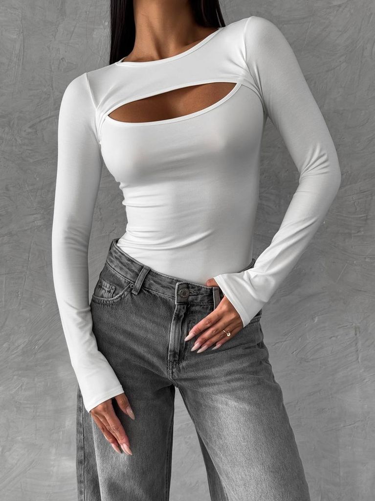 Білий боді з довгими рукавами і вирізом на декольте