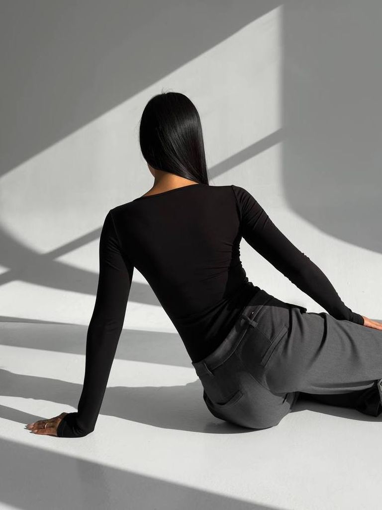 Чорний боді з довгими рукавами і вирізом на декольте