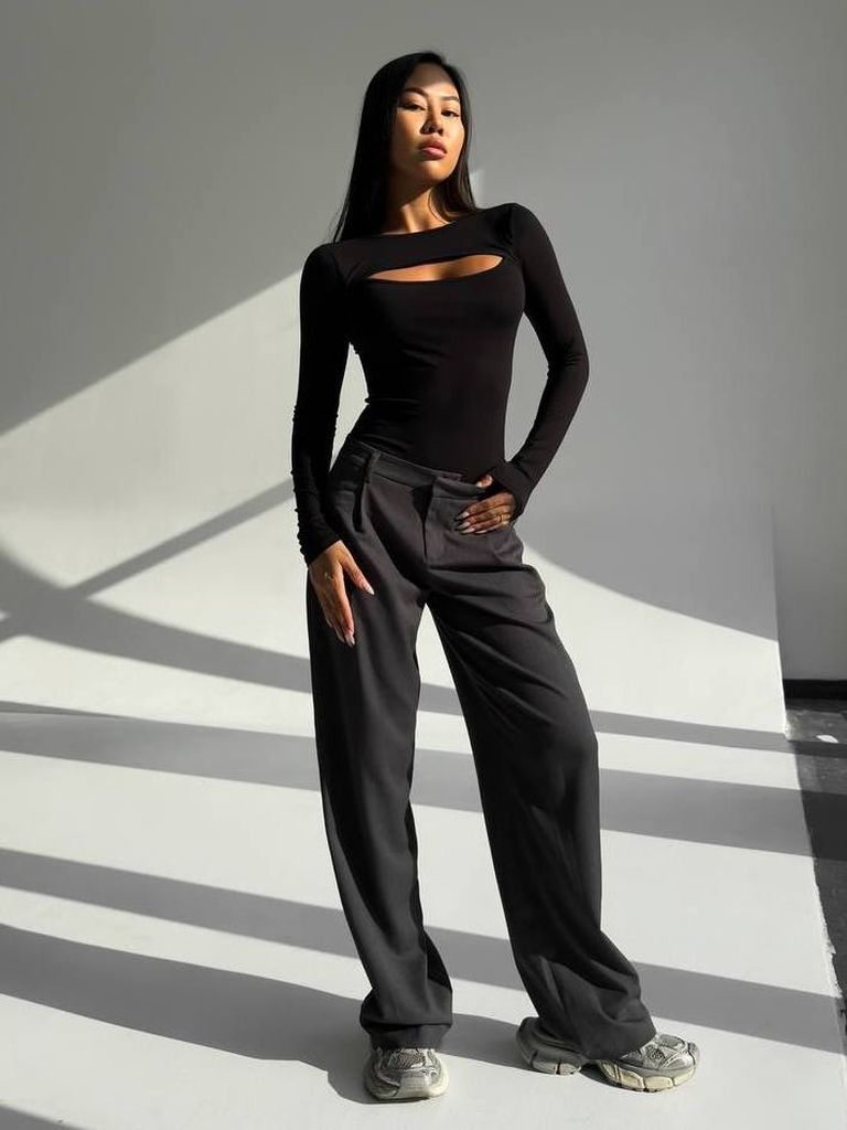 Чорний боді з довгими рукавами і вирізом на декольте