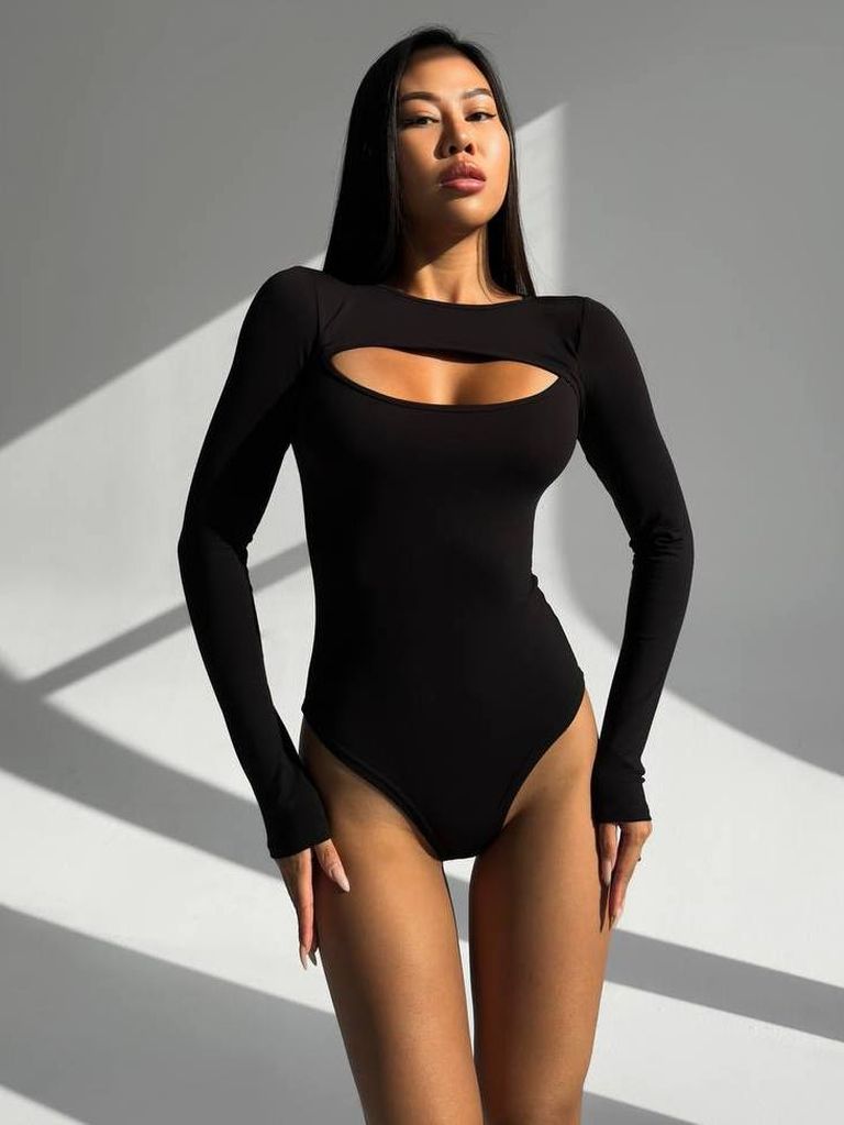 Чорний боді з довгими рукавами і вирізом на декольте