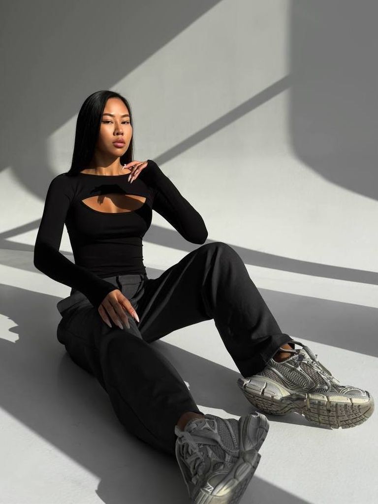 Чорний боді з довгими рукавами і вирізом на декольте