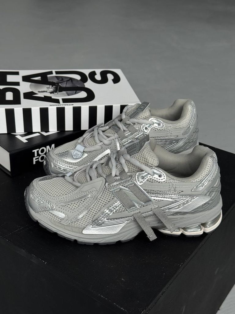 Кросівки сіро-срібні New Balance 1906A Grey