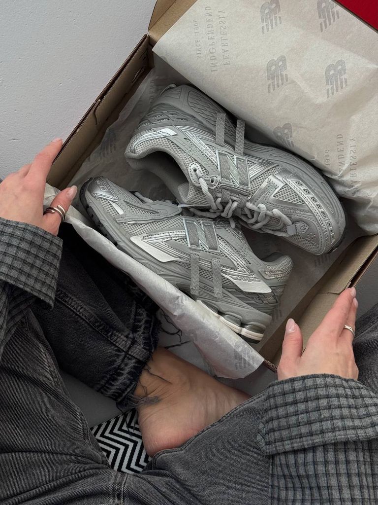 Кросівки сіро-срібні New Balance 1906A Grey