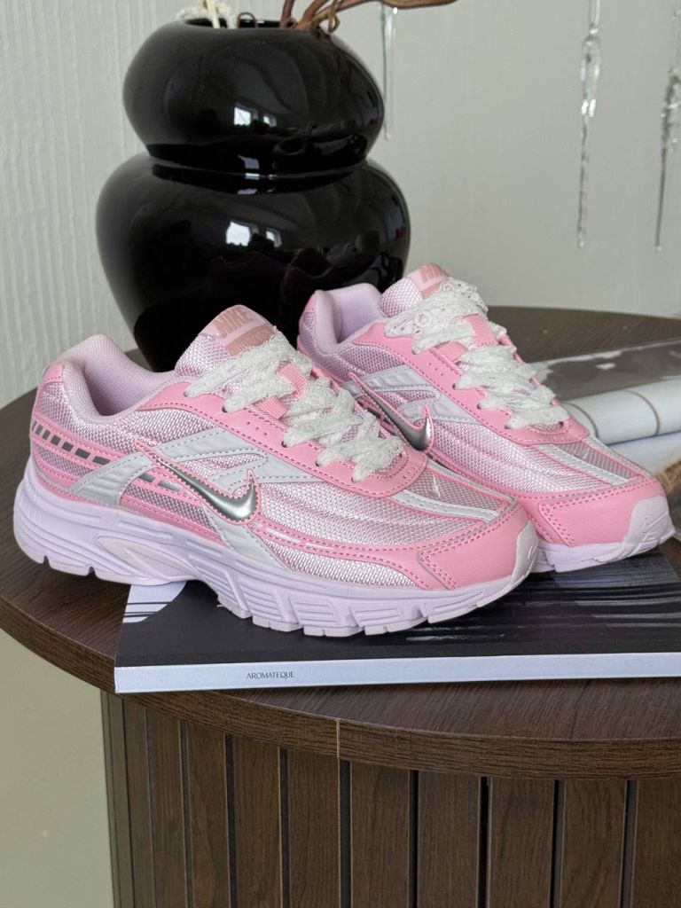 Кросівки біло-рожеві Nike Initiator Pink