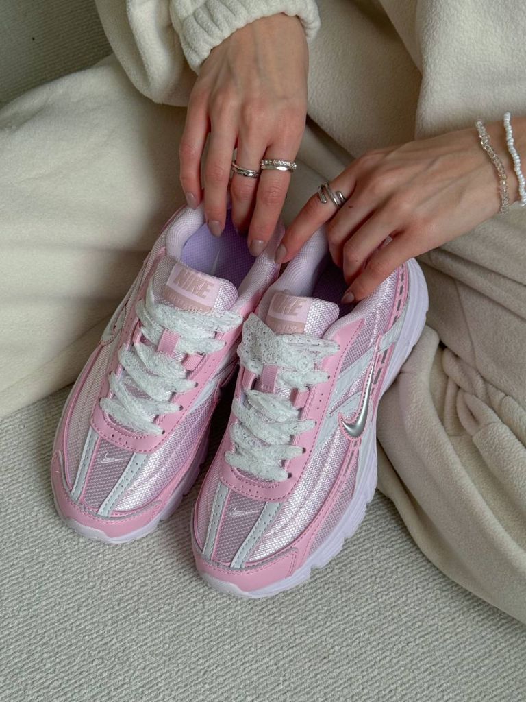 Кросівки біло-рожеві Nike Initiator Pink