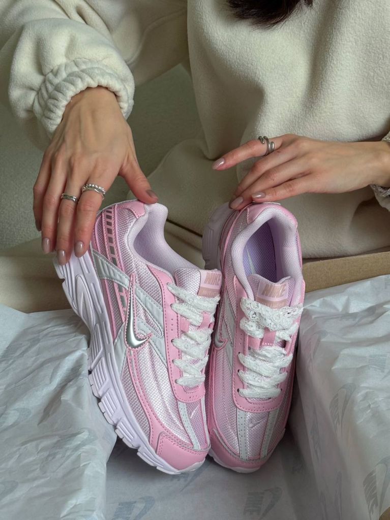 Кросівки біло-рожеві Nike Initiator Pink