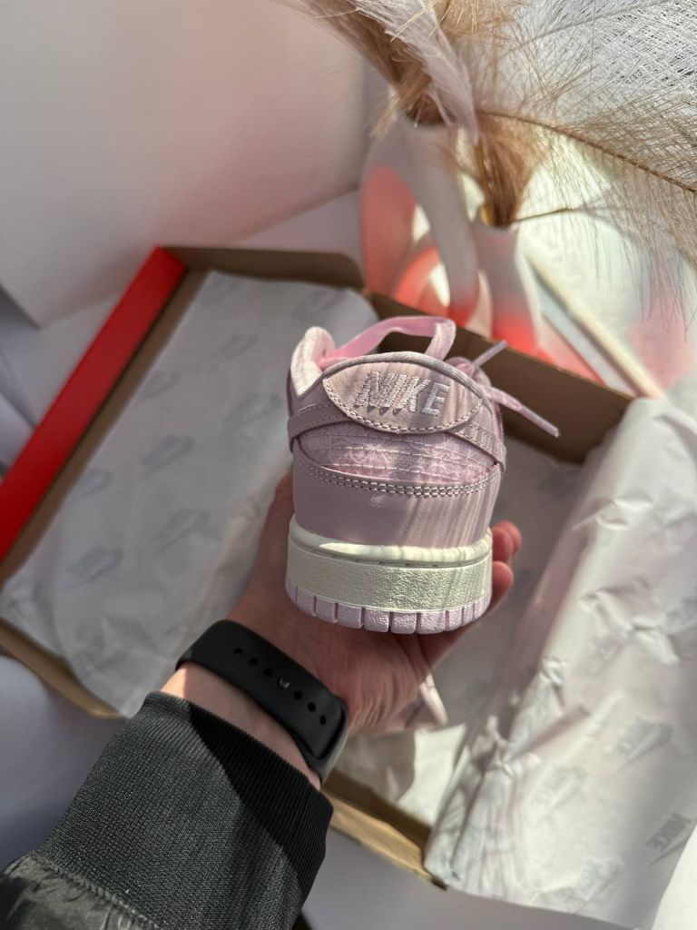 Кросівки Nike Dunk Low WMNS LACE REGAL PINK