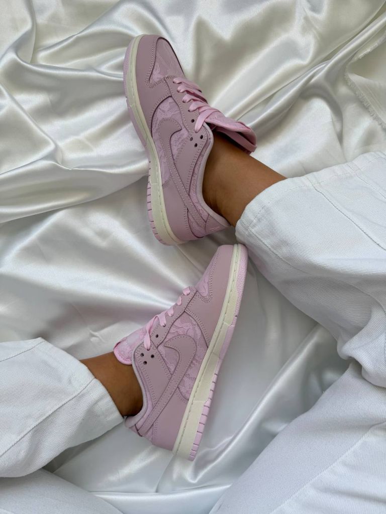 Кросівки Nike Dunk Low WMNS LACE REGAL PINK