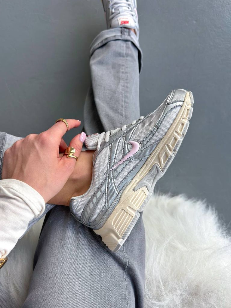 Кросівки сріблясті Nike Initiator Silver