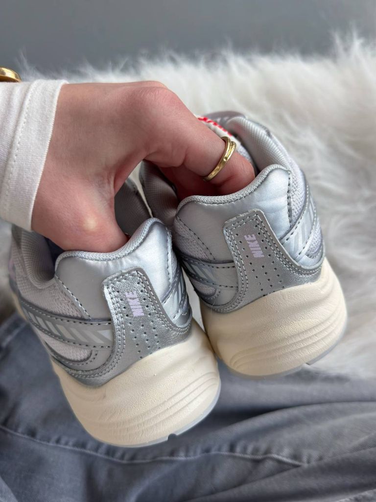 Кросівки сріблясті Nike Initiator Silver