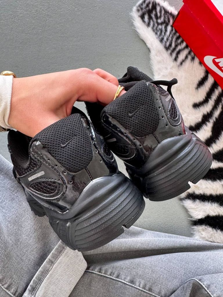 Кросівки чорні Nike V5 RNR Full Black