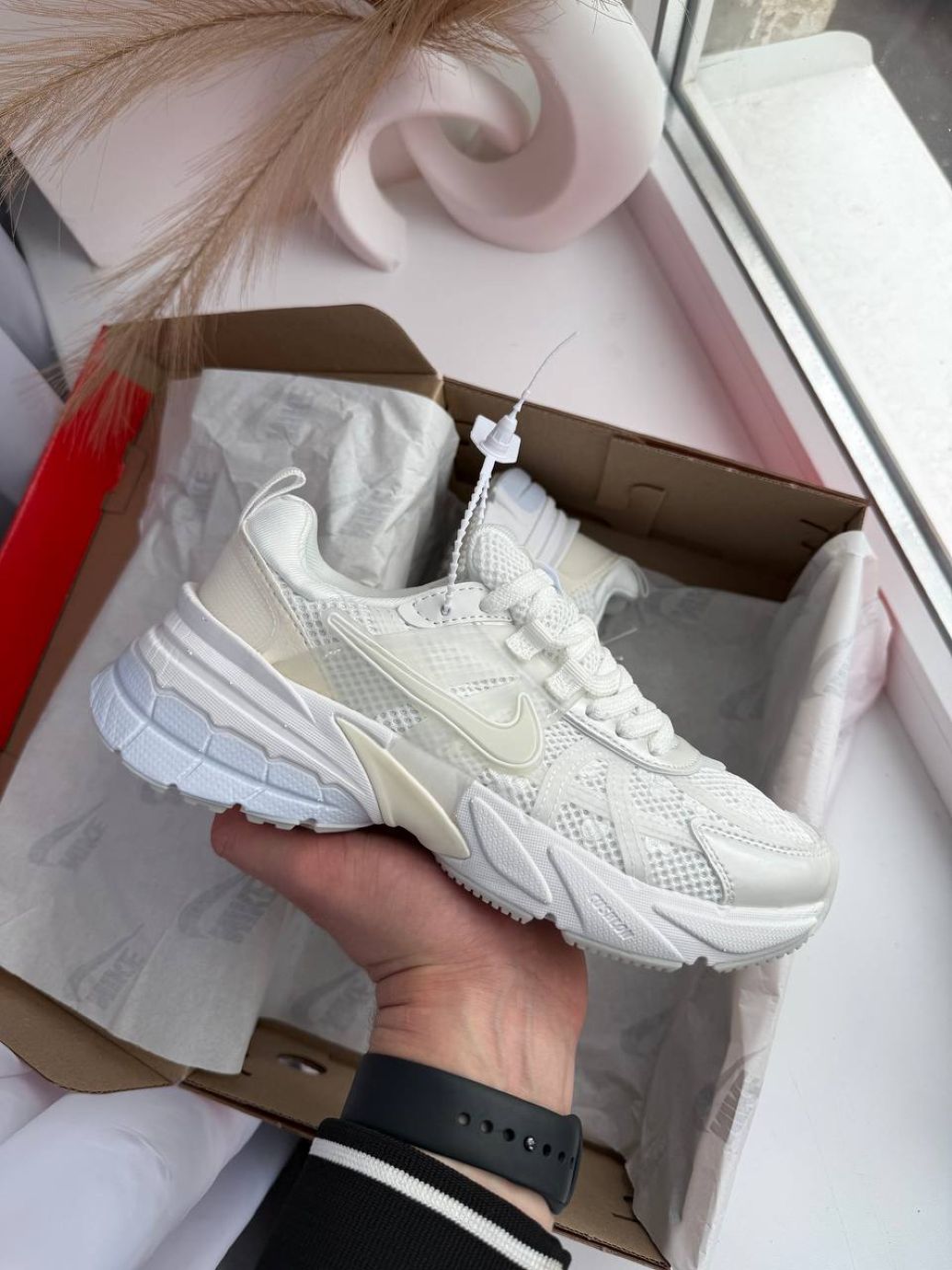 Кросівки білі Nike V2K Runtekk White Flowers 