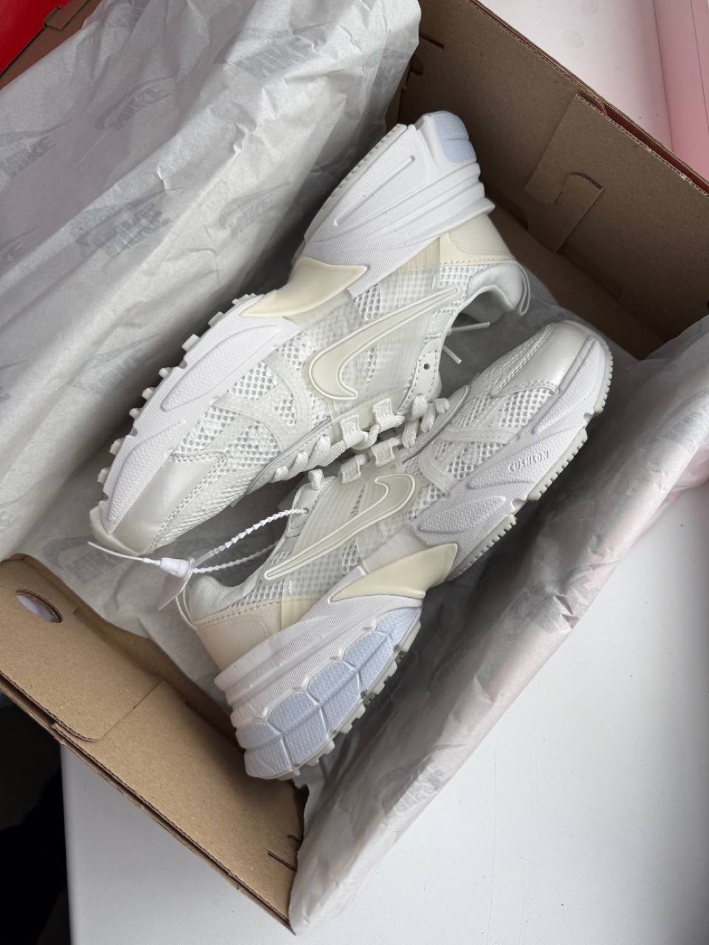 Кросівки білі Nike V2K Runtekk White Flowers 