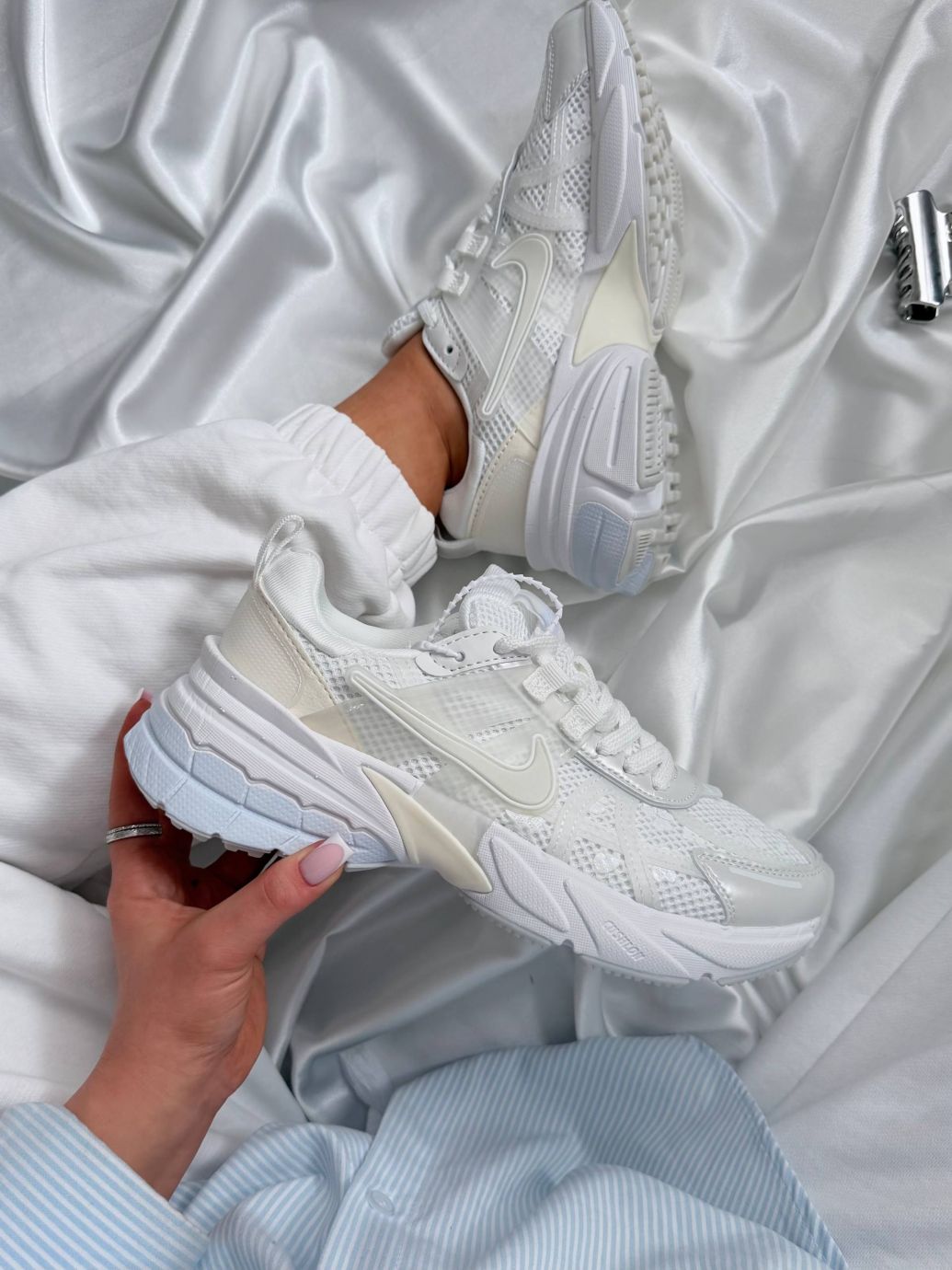 Кросівки білі Nike V2K Runtekk White Flowers 