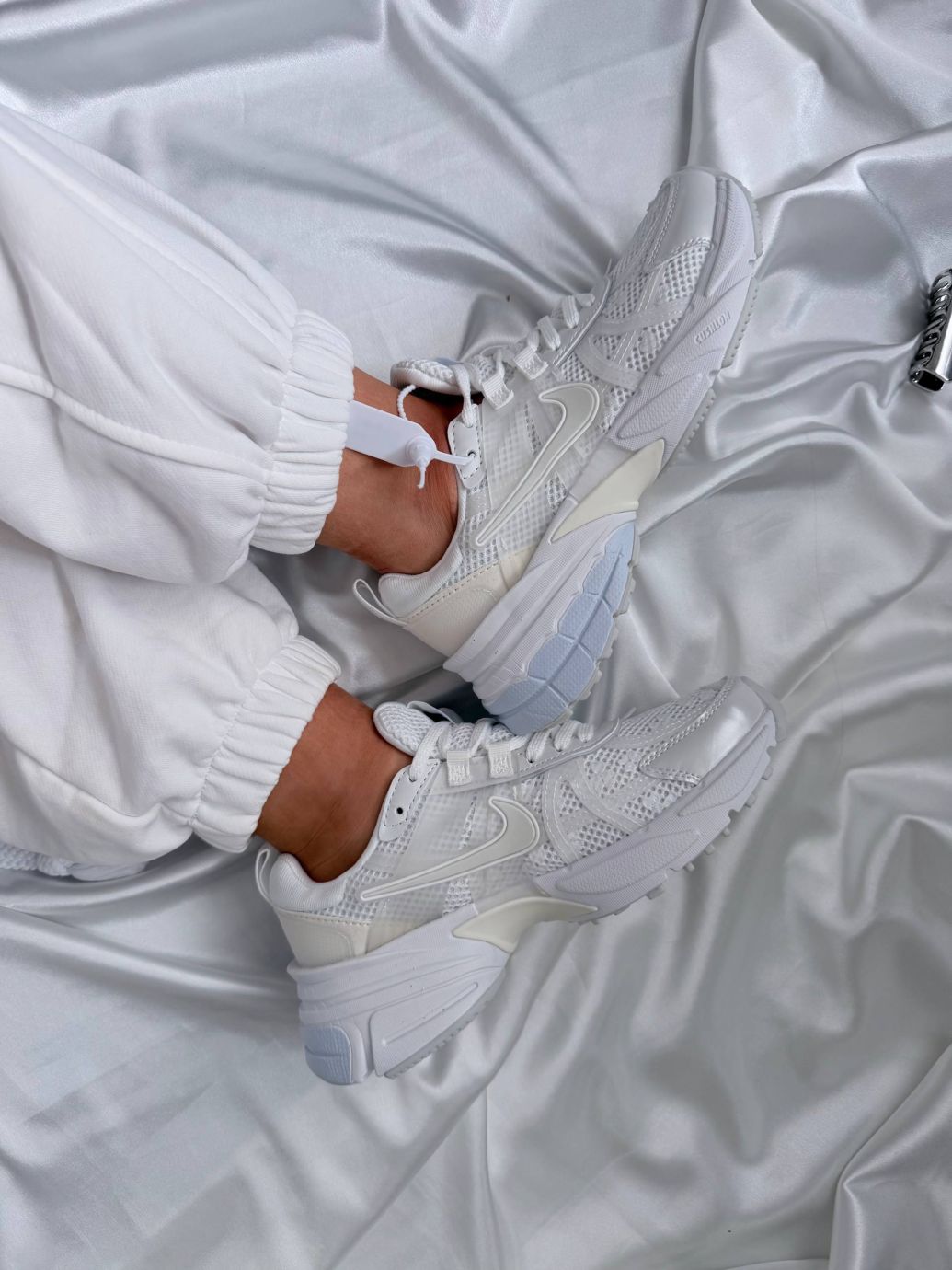 Кросівки білі Nike V2K Runtekk White Flowers 