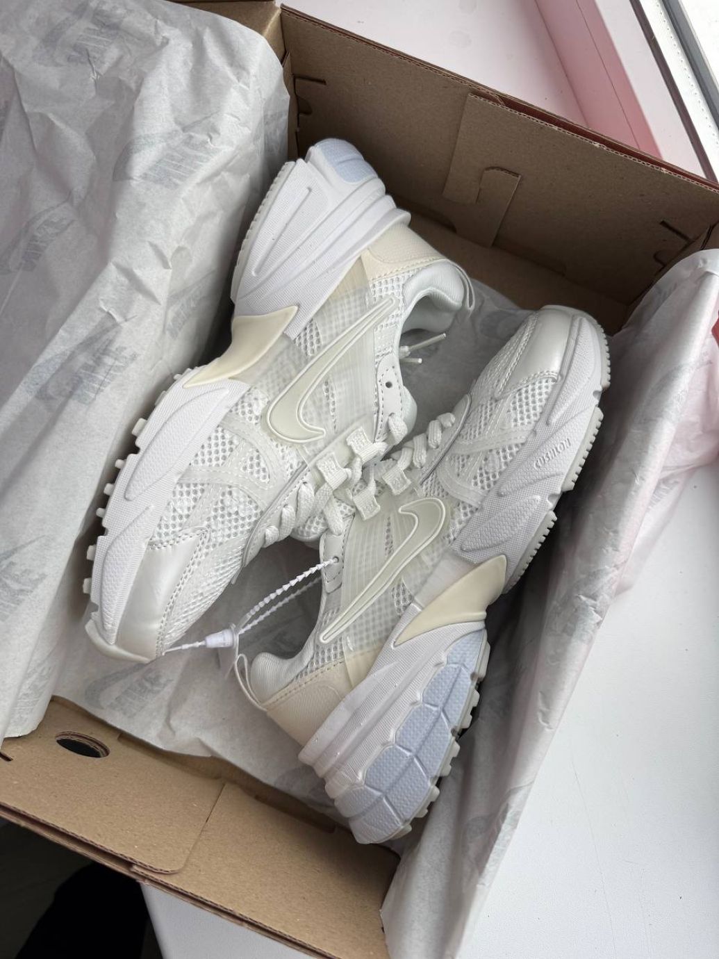 Кросівки білі Nike V2K Runtekk White Flowers 