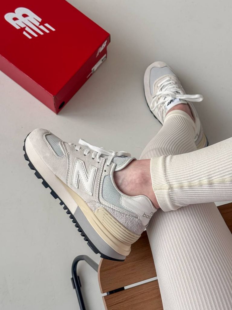 Кросівки сіро-бежеві New Balance 574 Beige