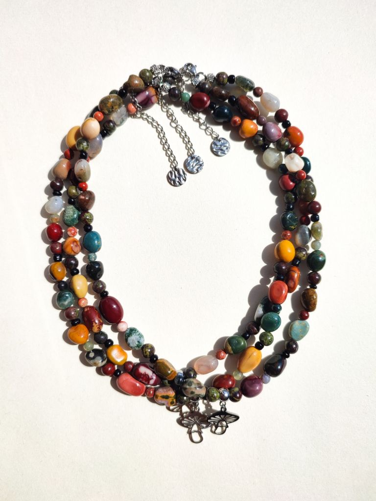 Чокер з яшми з підвіскою грибом