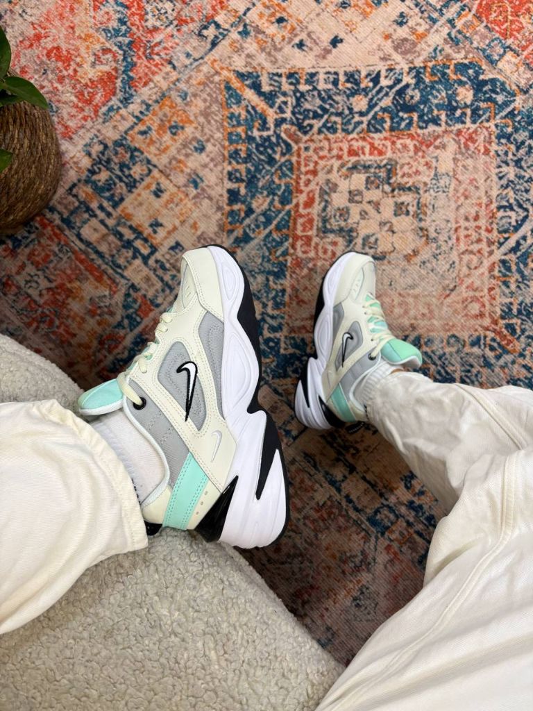 Кросівки білі з сірими та м'ятними вставками Nike M2K Tekno
