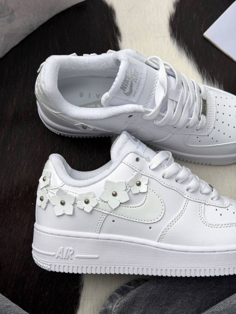 Кросівки білі Nike Air Force 1 Low Florette