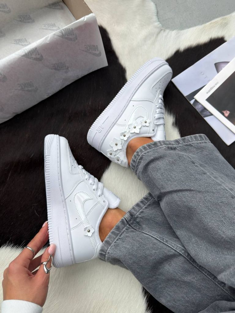 Кросівки білі Nike Air Force 1 Low Florette