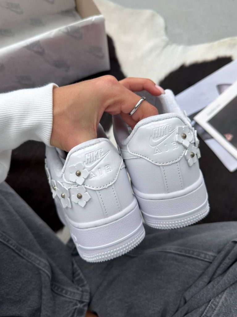Кросівки білі Nike Air Force 1 Low Florette